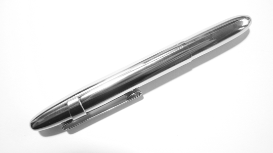 Der Space Pen: Kompakt, gefällige Form, schreibt in jeder Lebenslage.