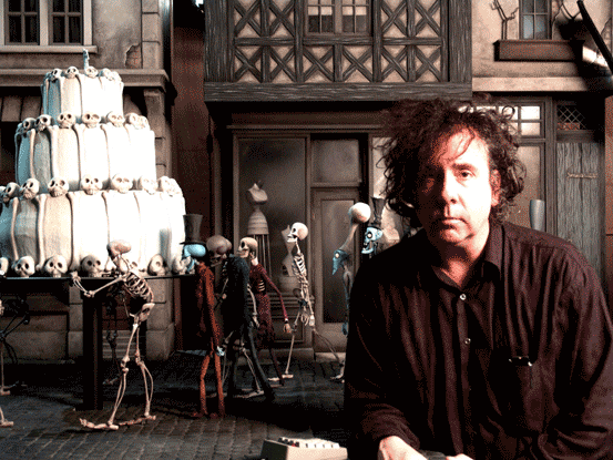 Tim Burton 2005 vor dem Set von "Corpse Bride", der in Co-Regie mit Mike Johnson entstand. (Abdruck mit freundlicher Genehmigung des Museum of Modern Art, New York, Foto: Derek Frey.)