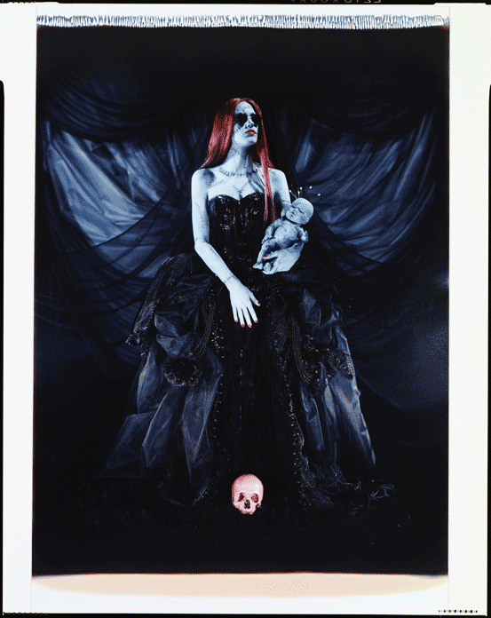 Ein Polaroidfoto aus der Kamera des Künstler. („Untitled“ [Blue Girl with Skull], 1992–1999, Polaroid, 83,8 x 55,9 cm, Privatsammlung. Abdruck mit freundlicher Genehmigung des Museum of Modern Art, New York, © 2009 Tim Burton.)