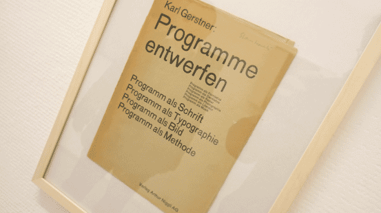 Ein Exponat aus der Ausstellung in Gelsenkirchen aus den Anfangstagen der Design-Systematik: Ein gedrucktes Corporate-Design-Heftchen von Karl Gerstner.