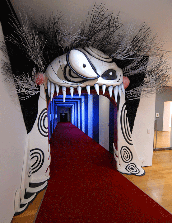 So sieht der Eingang zur Sonder-Ausstellungs-Galerie aus, in der die Tim Burton-Ausstellung im „Museum of Modern Art“ zu sehen ist. Der Eingang wurde nach Tim Burtons Figuren gestaltet von TwoSeven Inc. (Abdruck mit freundlicher Genehmigung des Museum of Modern Art, New York, Photo: Michael Locasiano.)