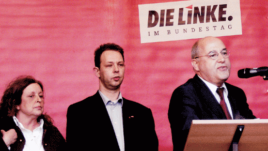 Zwei der fünf Landtagskandidaten aus dem Kreis Recklinghausen mit dem Fraktionsvorsitzenden der "Die Linke" im Bundestag, Gregor Gysi: Angelika Aimene-Wiegold und Markus Ziegel.