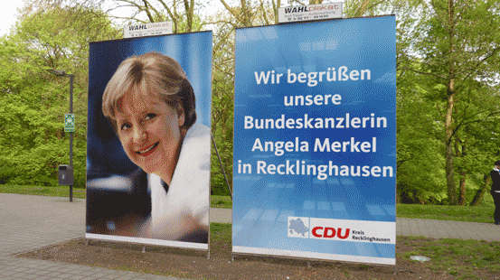 Ein Werbe-Willkommens-Plakat zur Wahl-Veranstaltung der NRW-CDU in Recklinghausen: Die Kanzlerin heisst sich selbst willkommen.