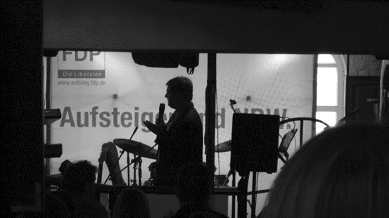 Vorredner Jan-Henrik Heinz, der stellvertretende Vorsitzende des Stadtverbandes der FDP, leitete die Veranstaltung ein.