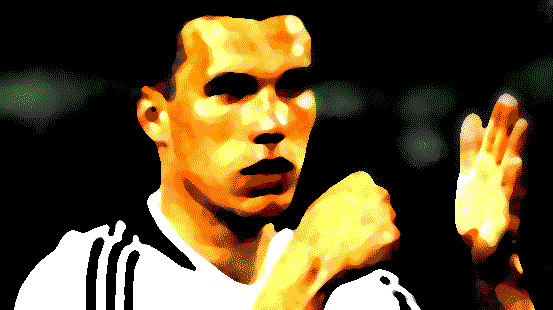 Ball an die Bande? Lukas Podolski, die letzte Bastion gegen die marodierende Oma-Bande.