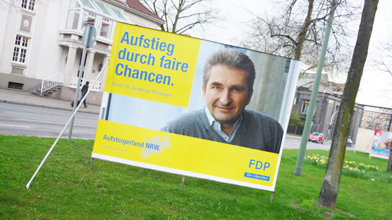 FDP-Spitzenkandidat für den nordrhein-westfälischen Landtag: Andreas Pinkwart auf dem ersten Plakat in legerer Kleidung. Botschaft an die Massen: „Ich bin einer von euch.“
