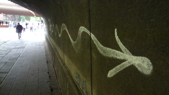 Ein seltsamer, gekräuselter Wegweiser. War der schon vorher da?