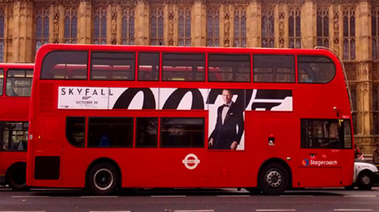 Jammes Bond in london: Werbung allerorten.
